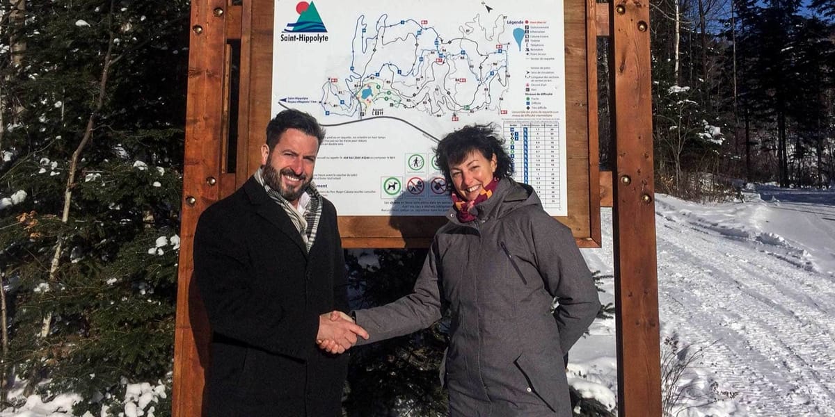 Le maire de Saint-Hippolyte Bruno Laroche et Manon Deslauriers, directrice générale des Centres d'activités physiques Rivière
