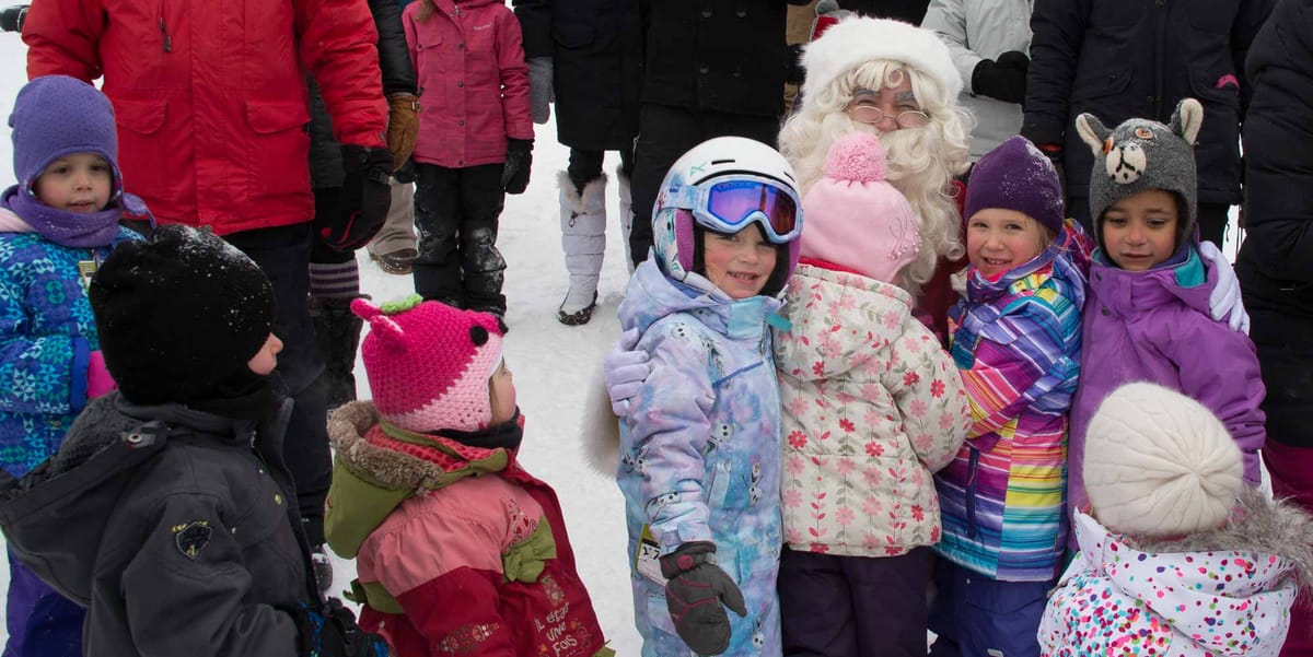 Le Père Noël est venu voir les enfants en hélicoptère, à Sainte-Adèle samedi.