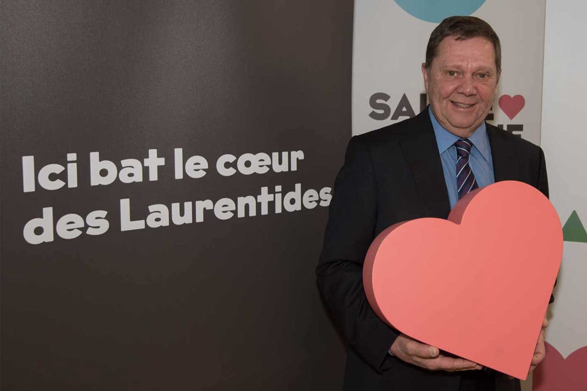Le maire de Sainte-Agathe-des-Monts Denis Chalifoux porte un coeur, l'un des trois nouveaux éléments de l'image de la ville q