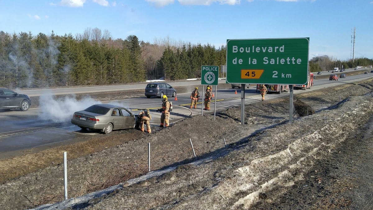Une voiture en feu est prise en charge par les pompiers de Saint-Jérôme au kilomètre 47 de l'autoroute 15 Sud, le 8 mars 2017