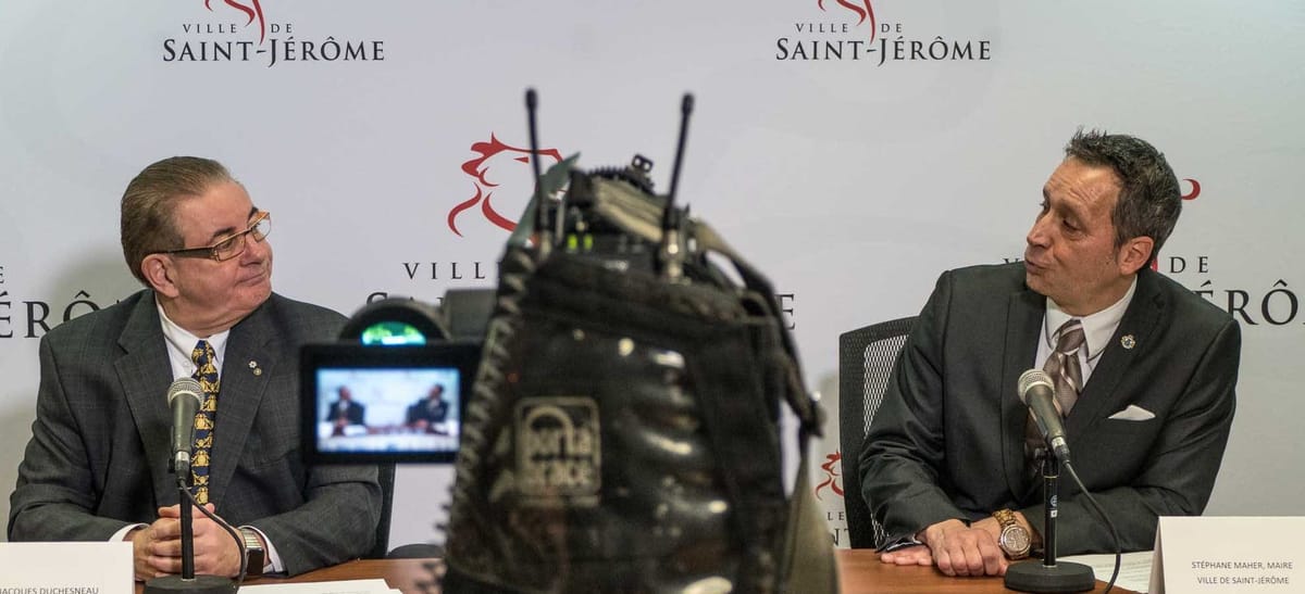 Jacques Duchesneau, inspecteur général de Saint-Jérôme, et Stéphane Maher, le maire, lors de l'annonce de la création du Bure