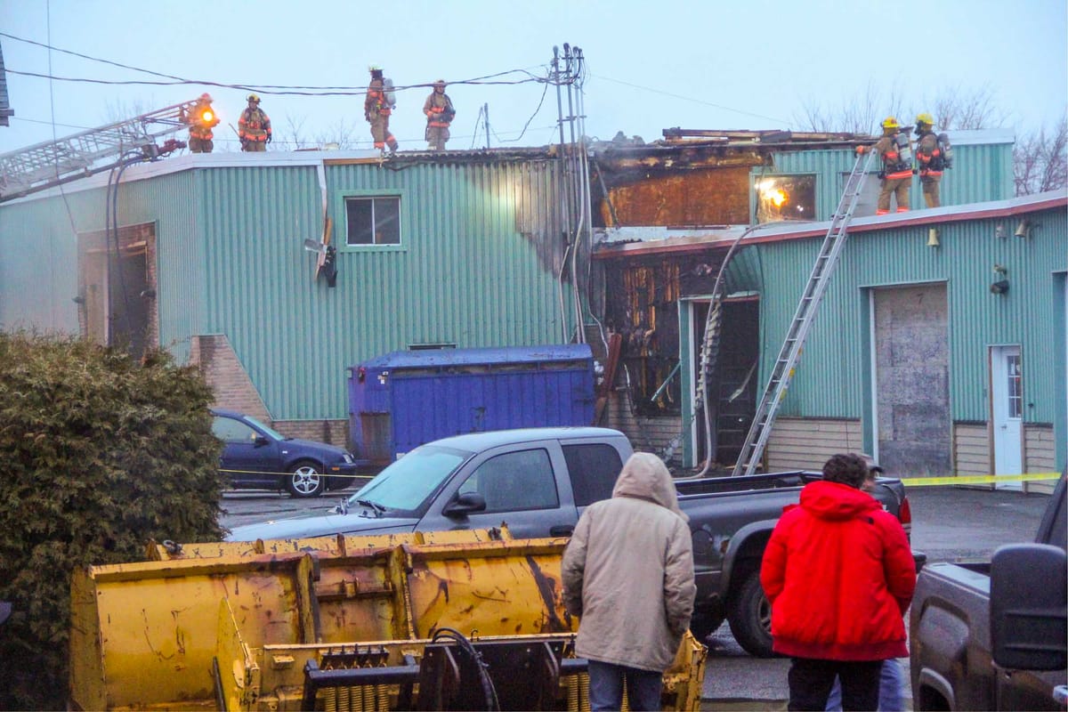 Après l'incendie, les pompiers de Saint-Jérôme ont inspecté les lieux, sur le toit de l'édifice de la rue Labelle, le 27 mars