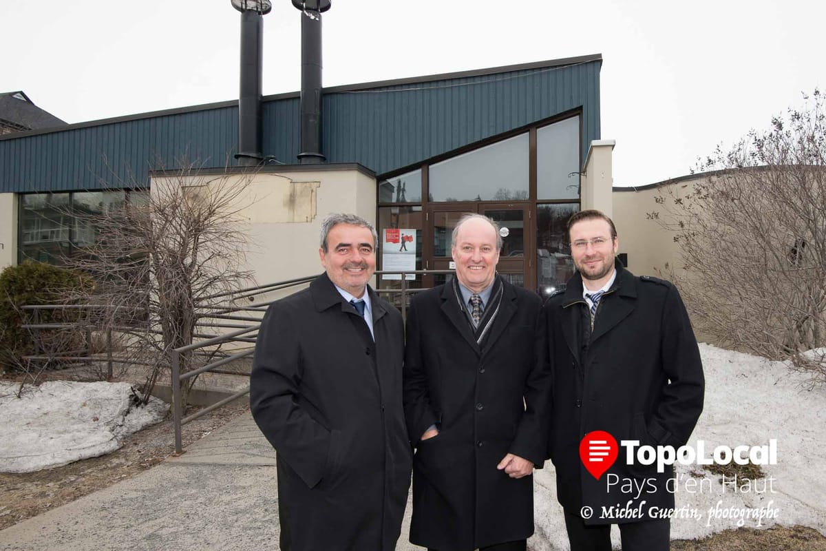 Les trois partenaires Pierre Senez, Yves de Carufel et Marek Glanas devant leurs futurs bureaux sur le boulevard Sainte-Adèle