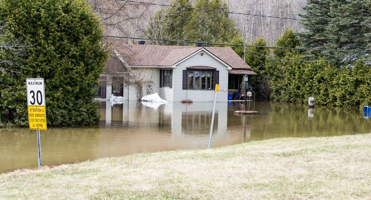 Quatre maisons inondées par la rivière du Nord à Prévost