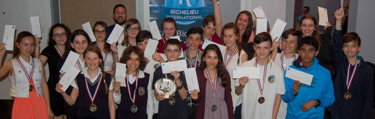 Le groupe des 21 gagnants des environs de Saint-Jérôme. Ils ont reçu des chèques de 50$, 100$ ou 150$ pour leur performance l