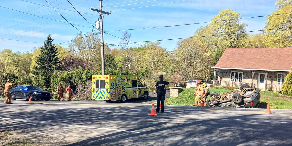 Une voie du boulevard des Hauteurs était fermée après une sortie de route le matin du 16 mai 2017, à Saint-Jérôme.