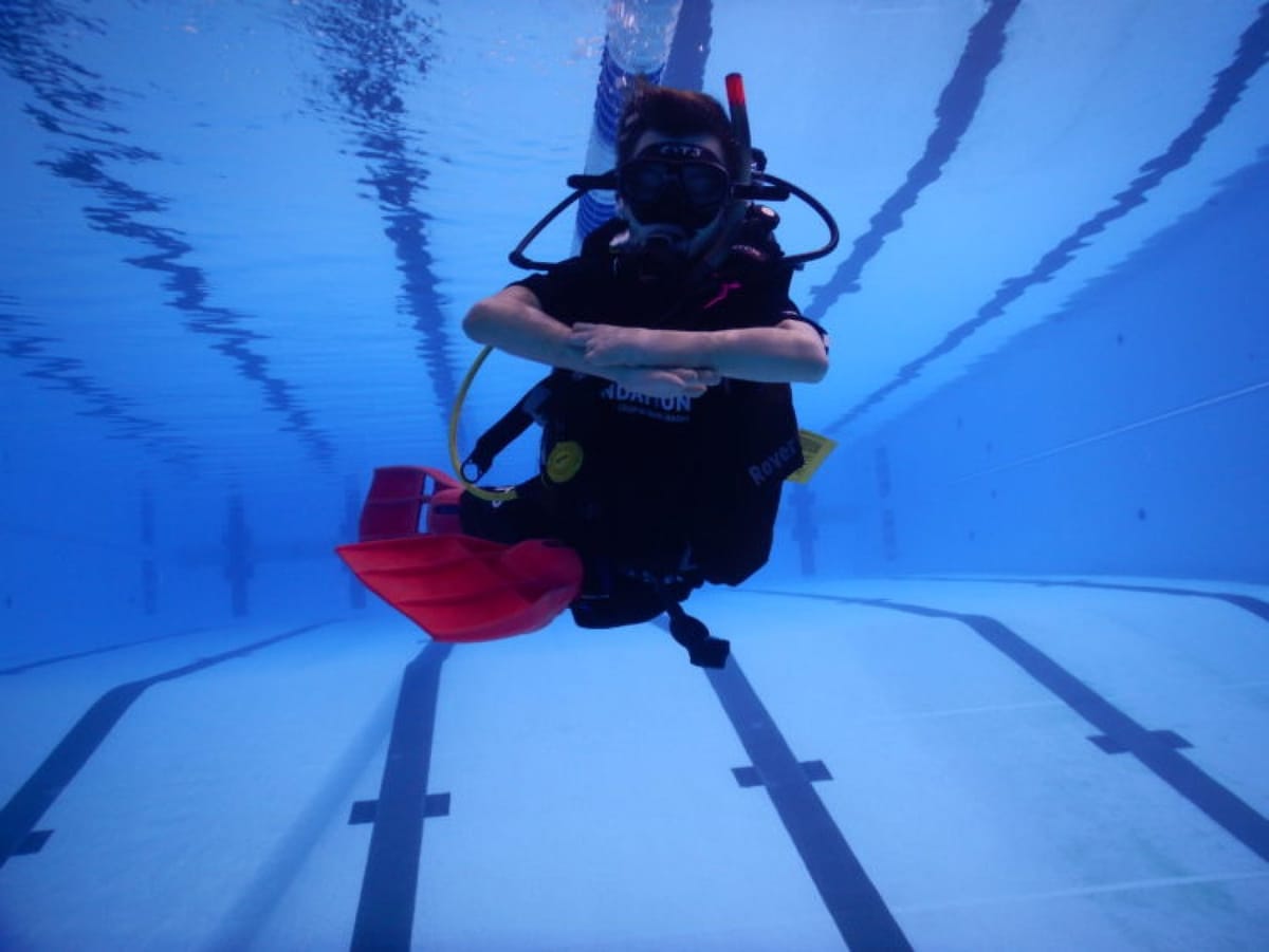 Cours de plongée sous-marine au CSTJ pour un étudiant en fauteuil roulant