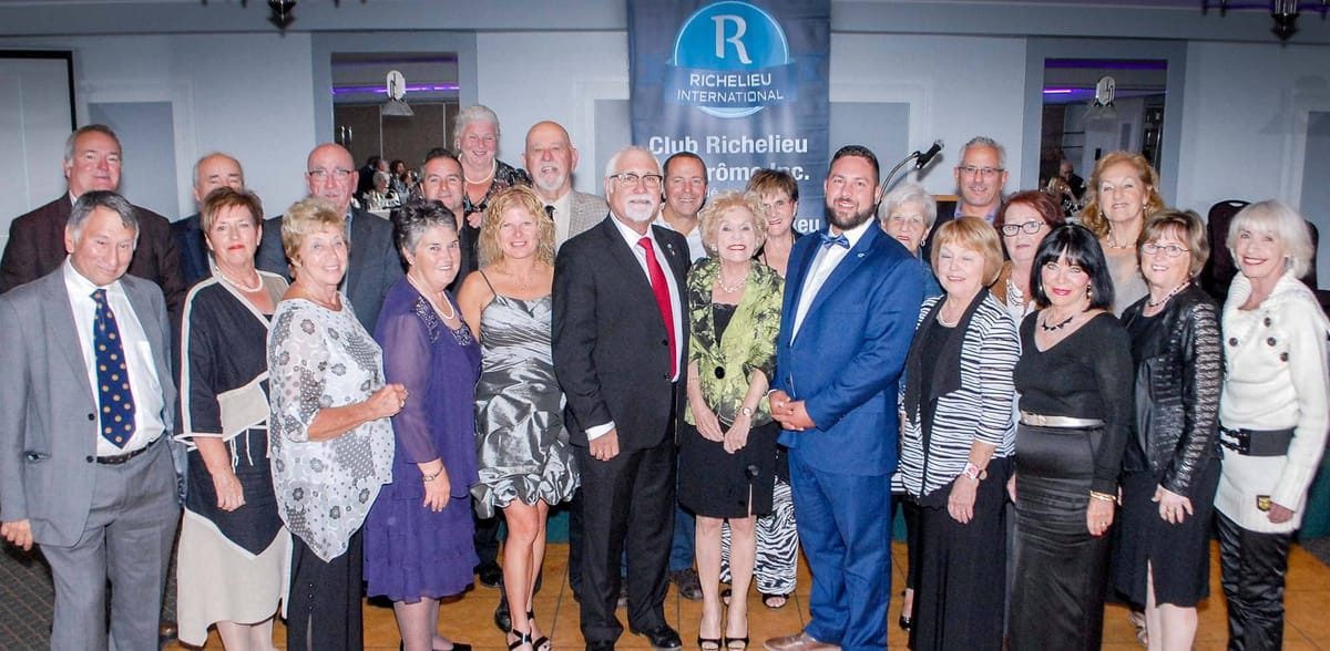 Les membres Richelieu du Club de St-Jérôme, actuels et anciens, entourent le président du Richelieu International, Luc Doucet
