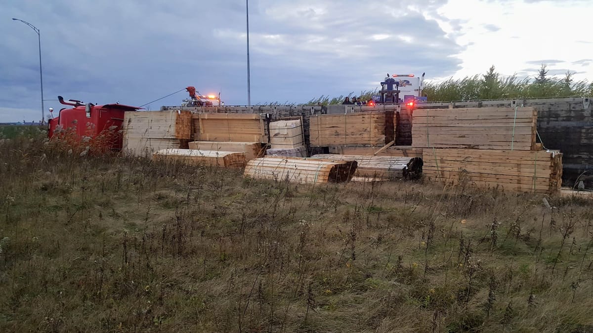 Un camion de bois fait fosse(!) route