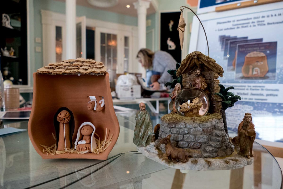 La crèche de gauche fait la couverture du livre et elle vient de Hongrie. Celle de droite a été ramenée de Puerto Rico.