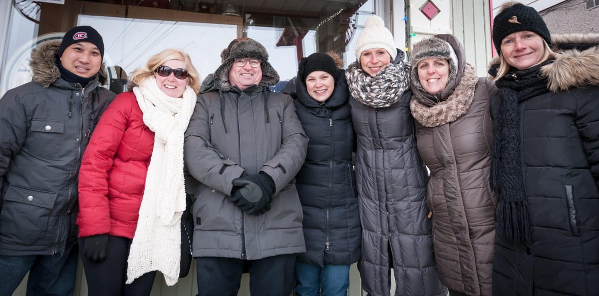 Un chaï latte et un choeur sur la galerie de la Choppe à Café