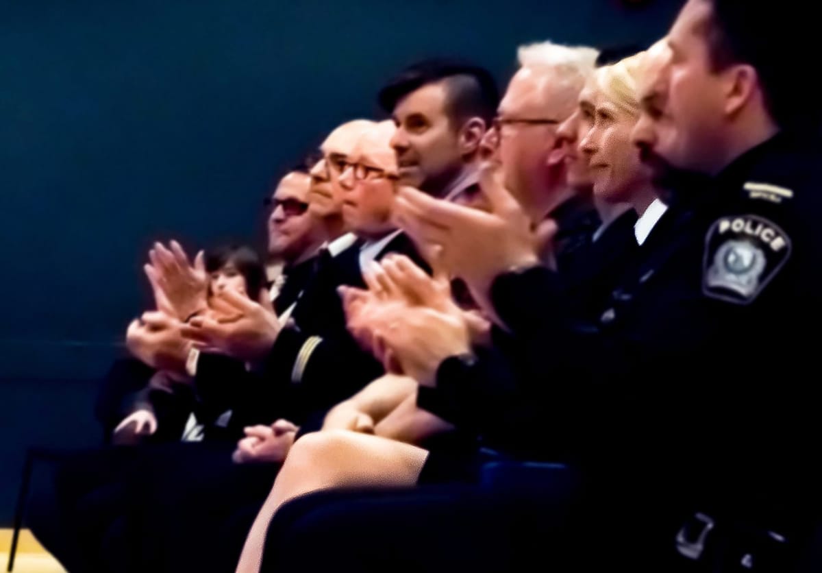 Caroline Bernard et ses collègues du Service de police de la Ville de Saint-Jérôme, lors d'une cérémonie en avril 2016.