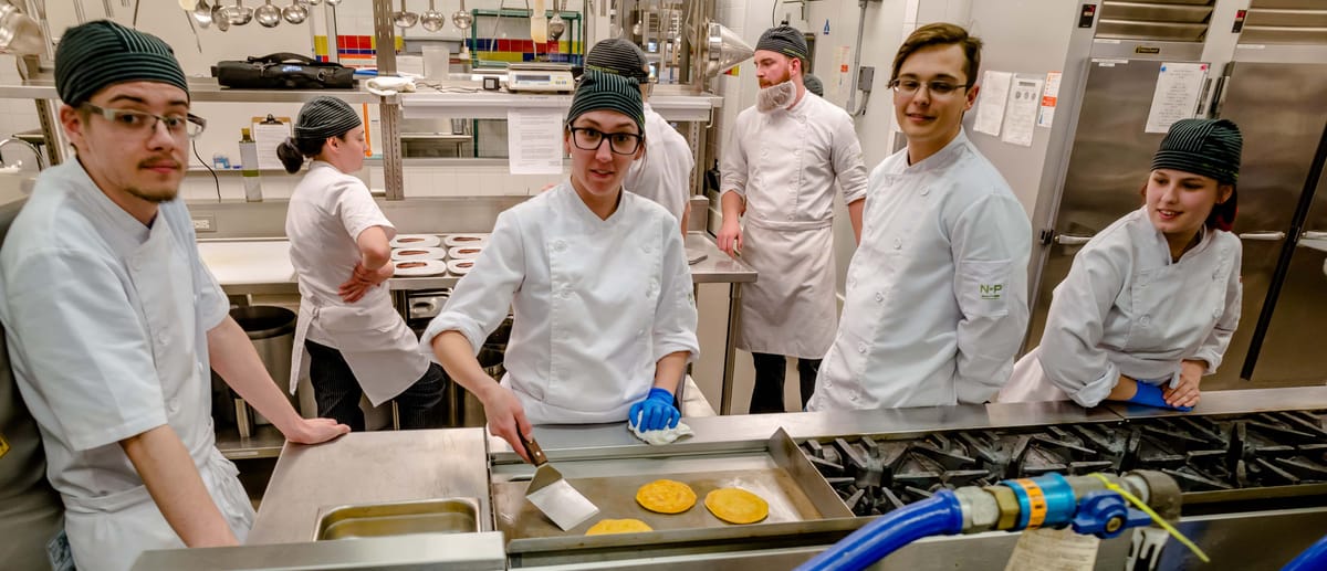 Des étudiants en cuisine du Cégep de Saint-Jérôme recréent des tacos pour une soirée de financement
