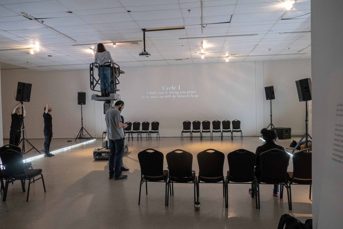 Une salle d'exposition transformée pour un soir seulement au Musée d'art contemporain des Laurentides.