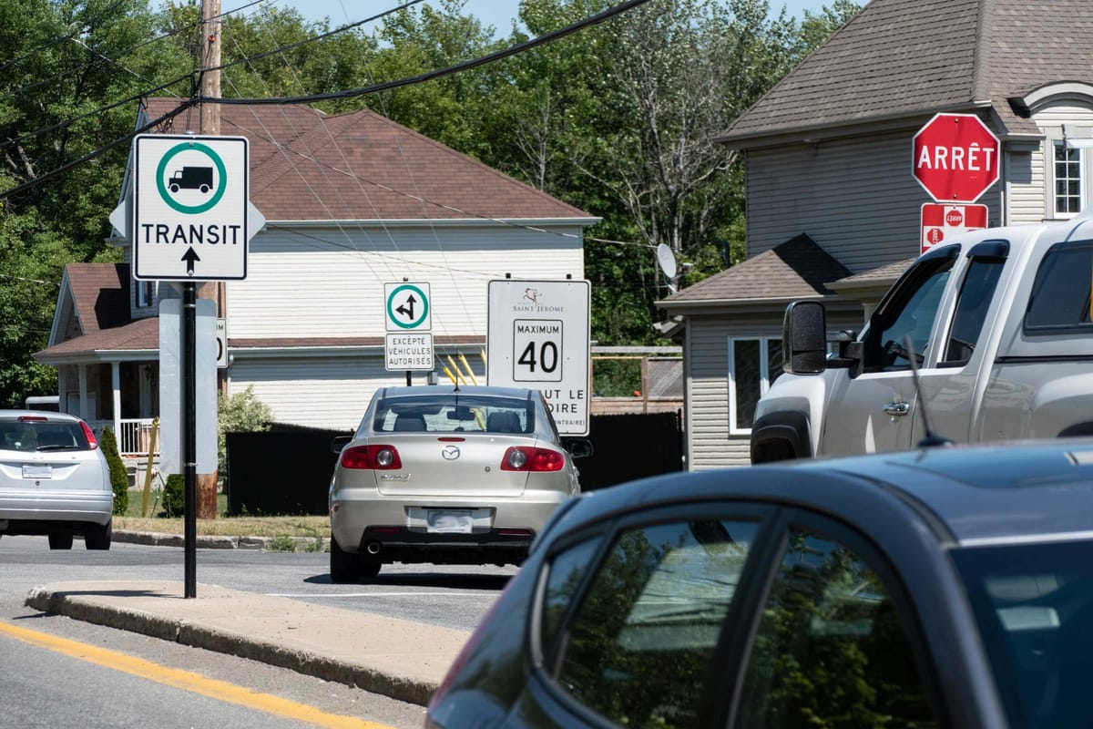 Des panneaux indiquent une interdiction de tourner à droite sur la rue Lamontagne à partir de Saint-Nicolas. L'inverse est au