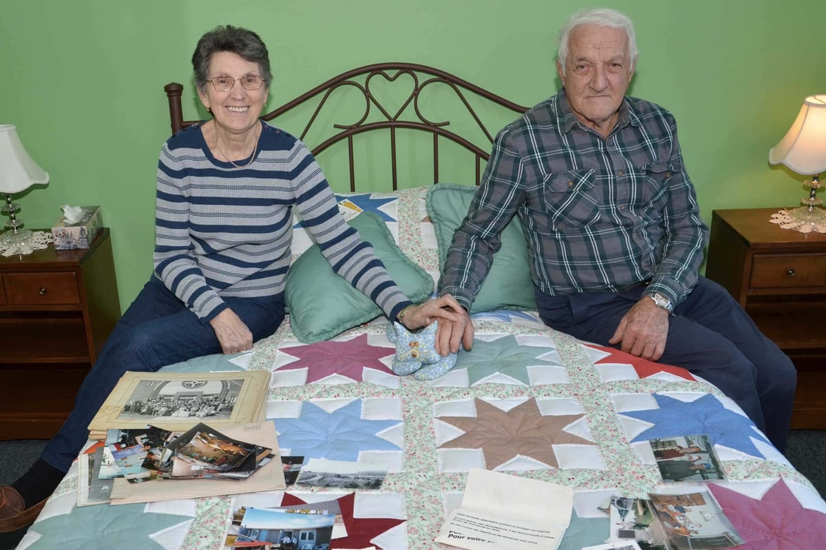 Yvette et Gilles Richer de Saint-Hippolyte. On remarque une magnifique courtepointe fabriquée par Mme Richer, qui s’est fait