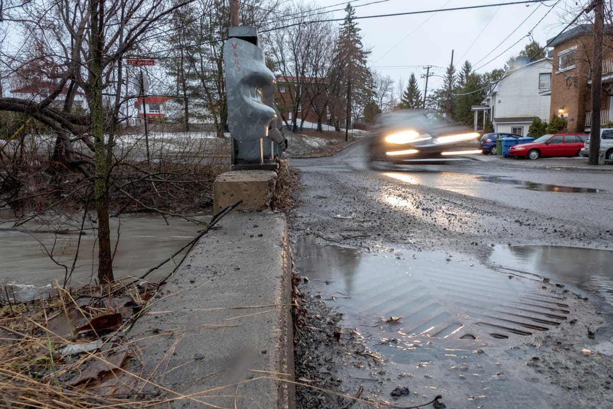 L'eau s'accumule partout quand la rivière se remplit, comme ici près de la Petite rivière Saint-Antoine, le 19 avril 2019.