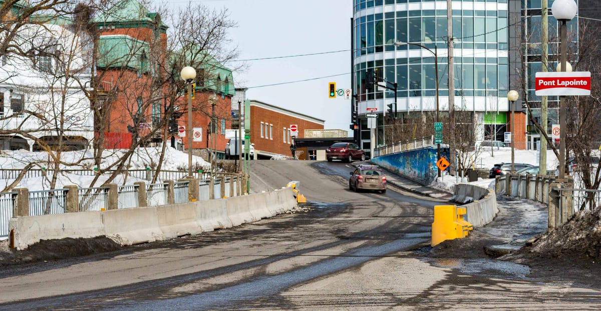 Le pont Lapointe. La voie qui mène vers l'ouest, à gauche sur la photo, est devenue quasi-inutilisable de sorte que la majori