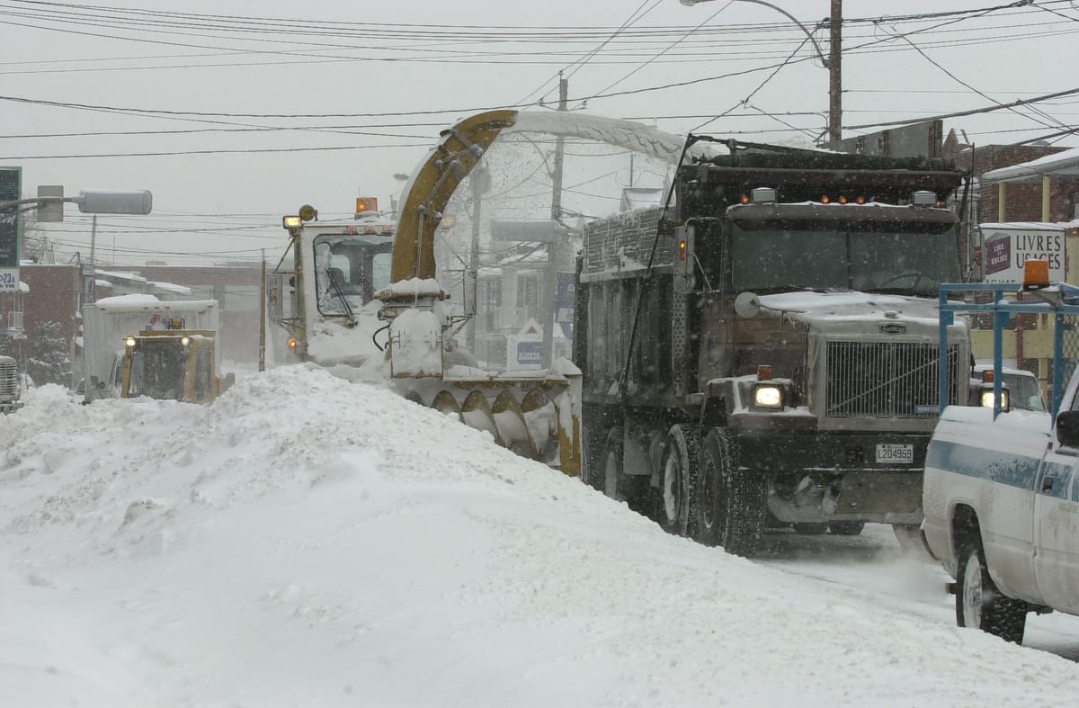Les bancs de neige sur la rue Saint-Georges devant les locaux actuels de la Choppe à café, où il y avait un Lire et relire, i