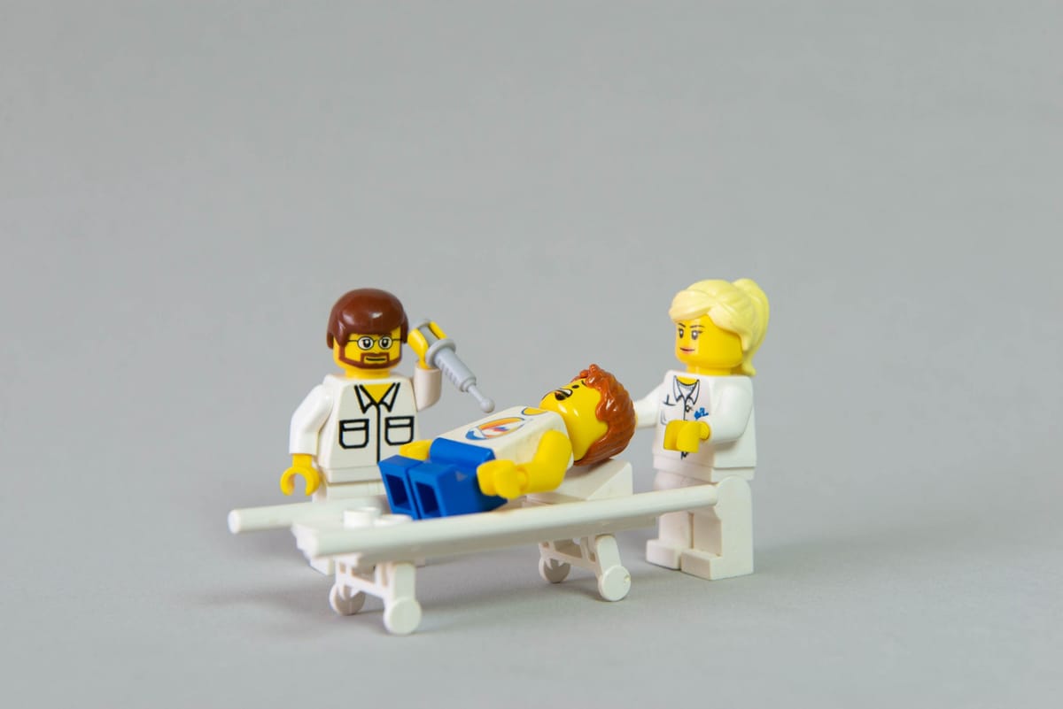 Figurines représentant la vaccination. Photo par Divina Epiphania sur Depositphotos.com