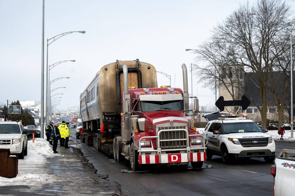 Un wagon arrêté par les contrôleurs routiers sur la route 117