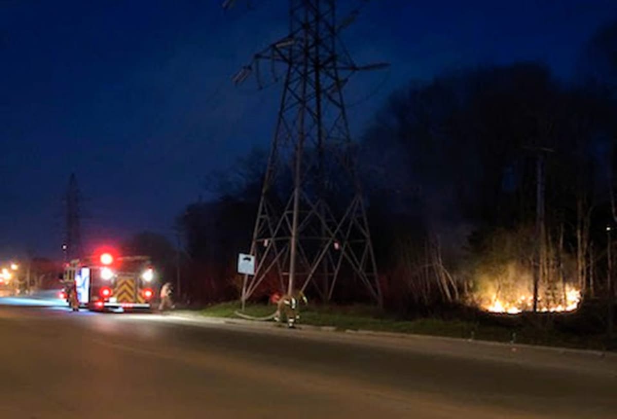 Un feu dans les herbes de la rue Melançon la nuit