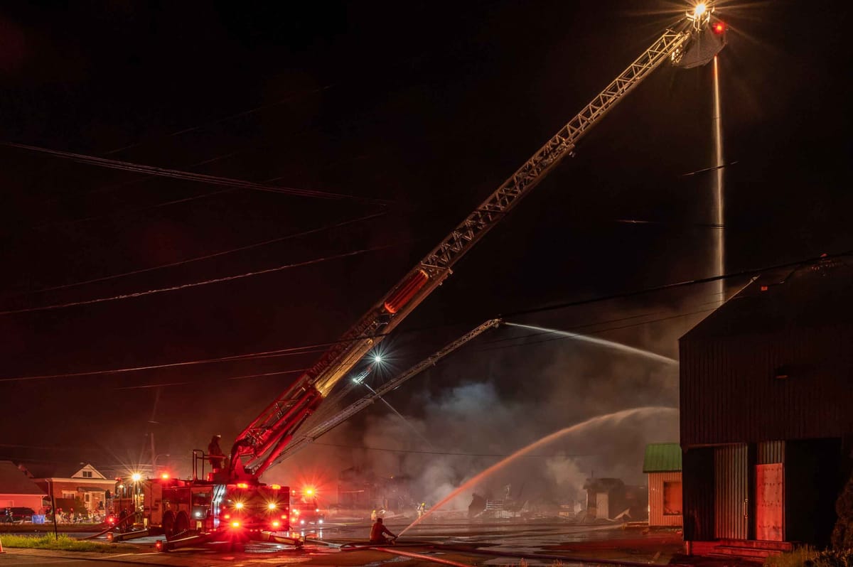 Un autre édifice brûle près du centre de Saint-Jérôme