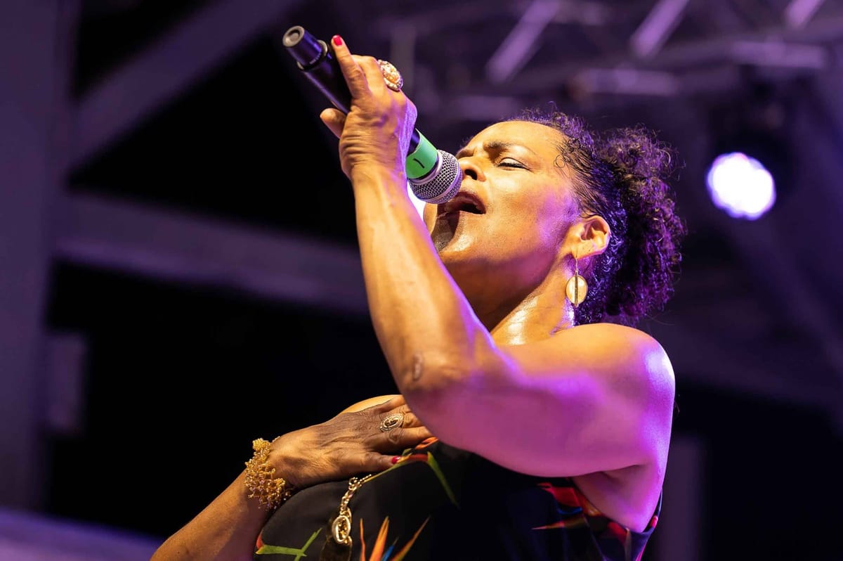 Rien de plus cool pour une soirée chaude que Dawn Tyler Watson