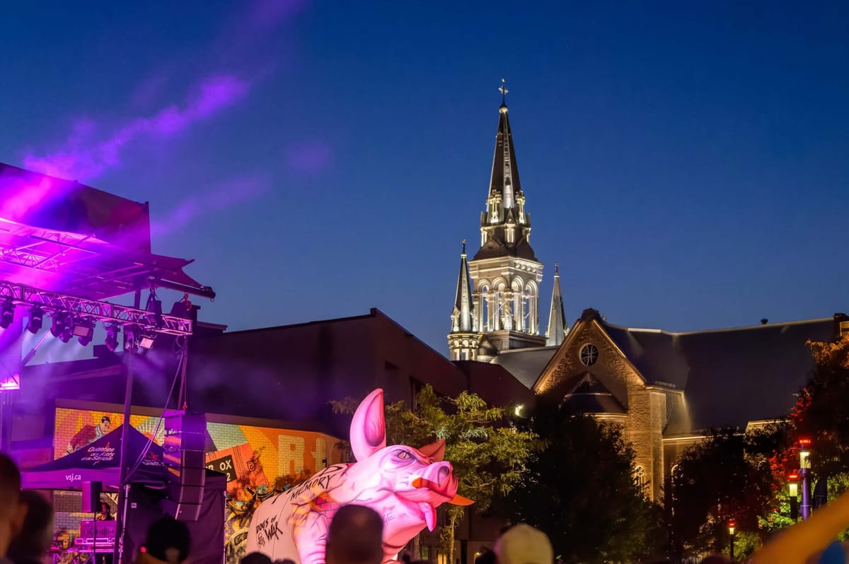 Un cochon rose à la Place des festivités de Saint-Jérôme