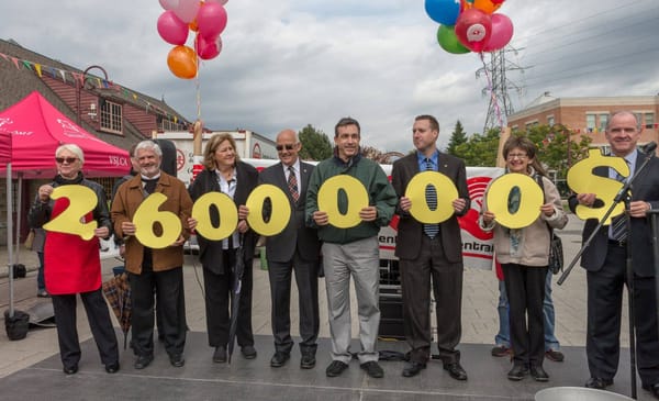 Pour dévoiler l’objectif (de gauche à droite) : Christiane Quessy, directrice de la campagne de Centraide Laurentides, Marcel