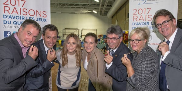 Tous équipés d'un pince-nez, les maires de Mirabel et Saint-Jérôme, Jean Bouchard et Stéphane Maher, Julie Snyder, Sylvie Fré