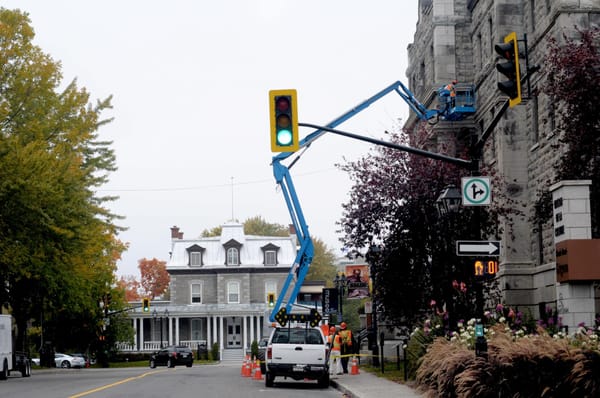 Des petits travaux sur la corniche du Vieux-Palais de Saint-Jérôme.