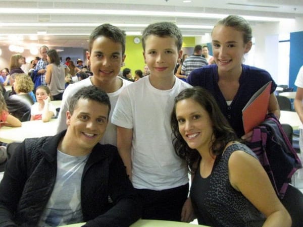 Alexis Pellerin, Louis-Philip Coursol et Ellyciane Paradis en compagnie de Patrice Bélanger et Stéphanie Dubois, lors du tour