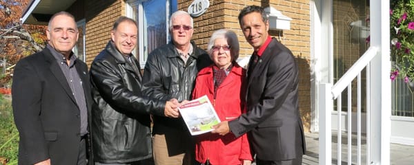 Les conseillers municipaux Benoit Beaulieu et Marc Bourcier ont livré la copie finale du Saint-Jérôme vous informe à Raymond