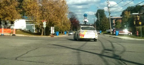 L'auto de Google Street View était au coin des rues Du Domaine et Bran à Saint-Jérôme, hier.