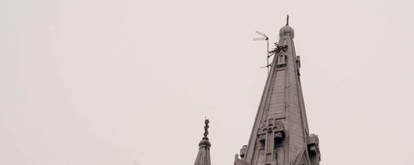 Tombée le 25 novembre, la croix au sommet du clocher de la cathédrale de Saint-Jérôme est accrochée à la corniche.