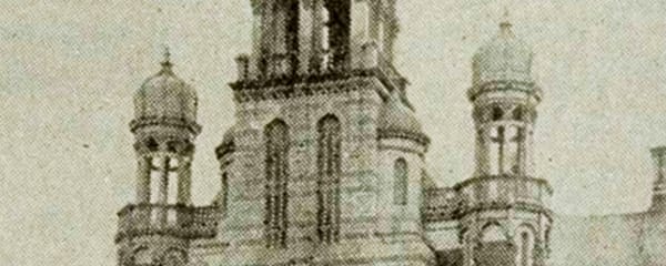 Les tours de l'église de Saint-Jérôme devenue cathédrale sont passées d'un bulbe à un pic.