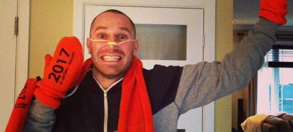 L'orange des Laurentides va très bien à Étienne Boulay, qu'on avait peut-être jamais vu avec un pince-nez...