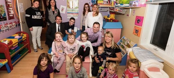 Pierre Karl Péladeau dans une garderie en milieu familial du secteur Bellefeuille, à Saint-Jérôme.