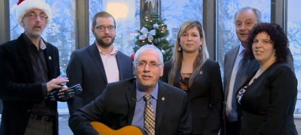 L'équipe de Pierre Dionne Labelle lors de leur interprétation de Je suis le Père Noël.