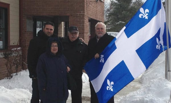 À Saint-Colomban, le directeur général adjoint Frédéric Broué, Roland Leduc et sa conjointe, de la Société nationale des Québ