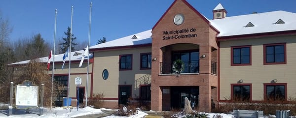 Les drapeaux ont été mis en berne à Saint-Colomban et Saint-Jérôme, afin de souligner les événements survenus en France ces j