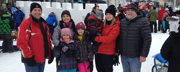 Les conseillers François Boyer et Stéphanie Tremblay, ses enfants ainsi que le maire Jean Dumais, accompagné de sa fille Émil
