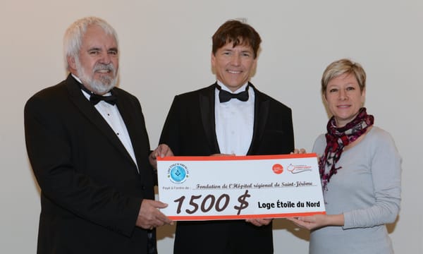 Richard Laframboise et André Bujold, de la Loge Étoile du Nord des Francs-Maçons, remettent un chèque de 1500$ à Chantale For