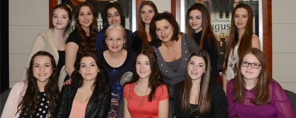 Diane Lavallée et Pierrette Robitaille, entourées d'une dizaine des couventines qui jouent dans La Passion d'Augustine.