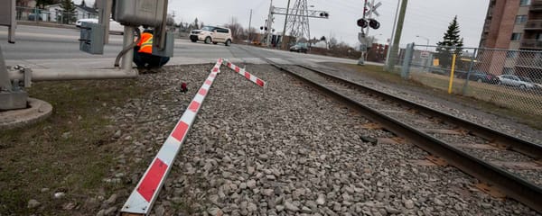 La barrière brisée a été retirée du boulevard Jean-Baptiste-Rolland, le 24 avril 2015.