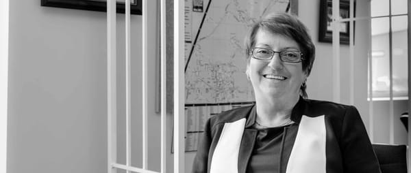 Louise Gallant avoue sans détour qu'elle arrive à Sainte-Sophie «par amour» en 1981. Depuis ce temps, elle y reste pour les m