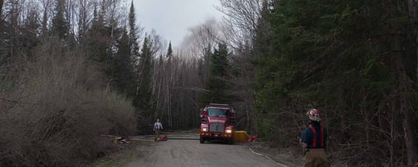 De la fumée était visible de la 17e avenue, causée par un feu de forêt de 8 hectares, à Saint-Hippolyte, le 4 mai 2015.