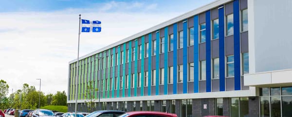 La façade colorée de l'école des Couleurs-du-Savoir ne doit pas être étrangère au choix de son nom.