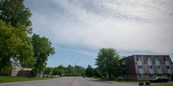 La rue Filion, à Saint-Jérôme, peu après l'École polyvalente, juste avant le nouveau complexe multi-sports.